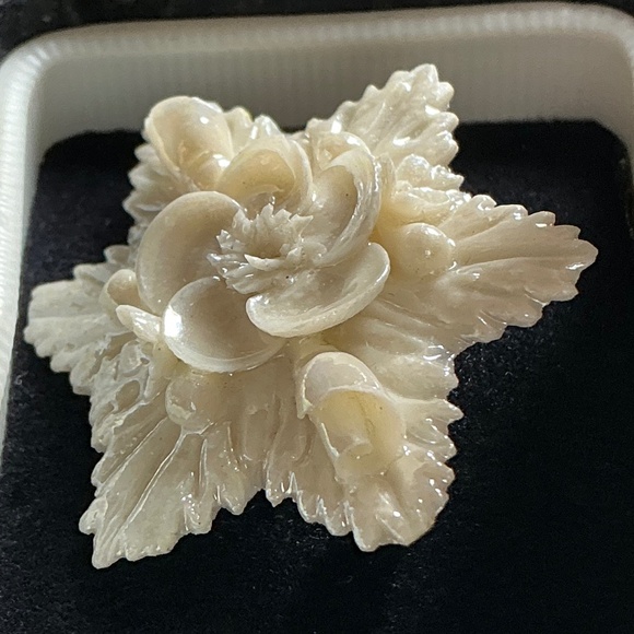 Belleek Bone China Ivory Toned Floral Star/Snowflake Pin - Picture 3 of 6